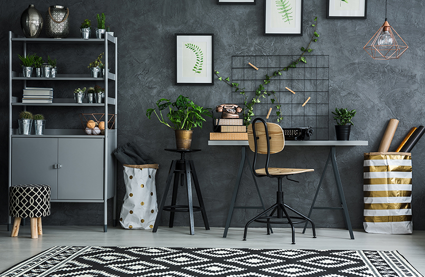 トップ画面、和紙のような凹凸のあるグレーの壁紙がある。モダン家具のある部屋。